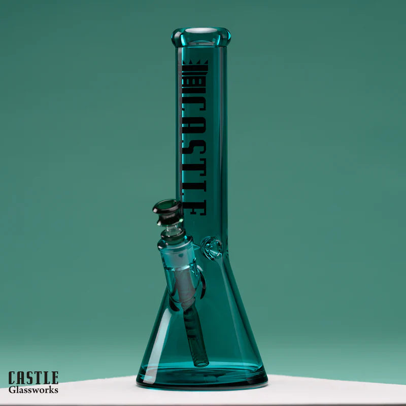 Bong en verre en forme de bécher Castle Glassworks, 35,5 cm, électroplaqué