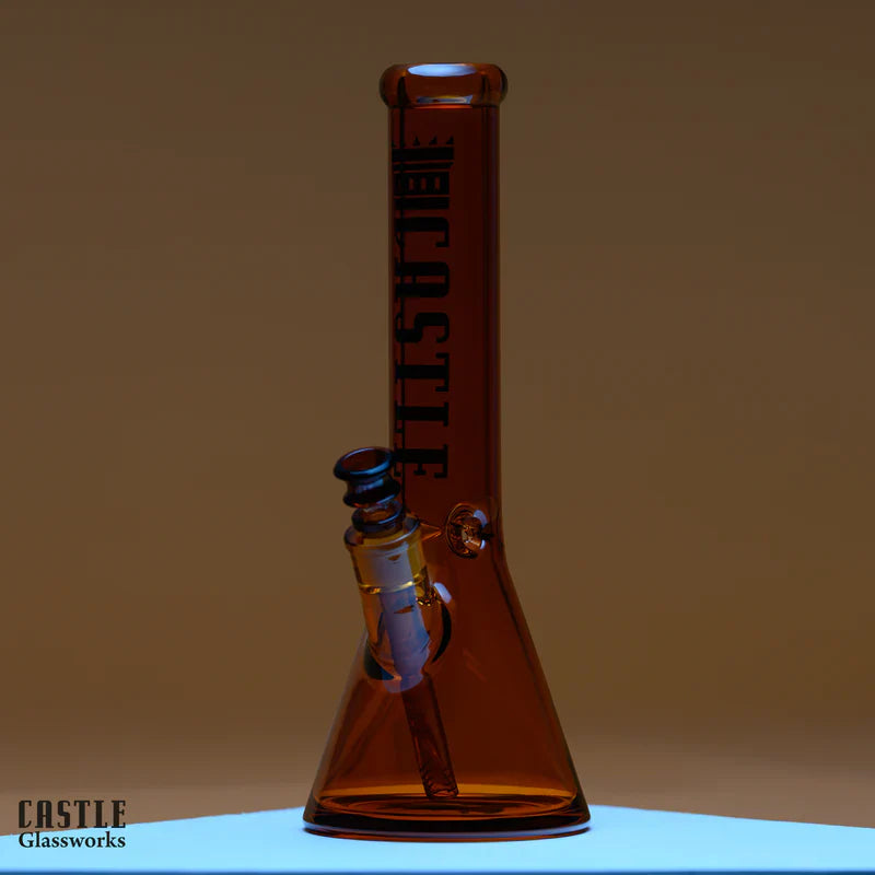 Bong en verre en forme de bécher Castle Glassworks, 35,5 cm, électroplaqué